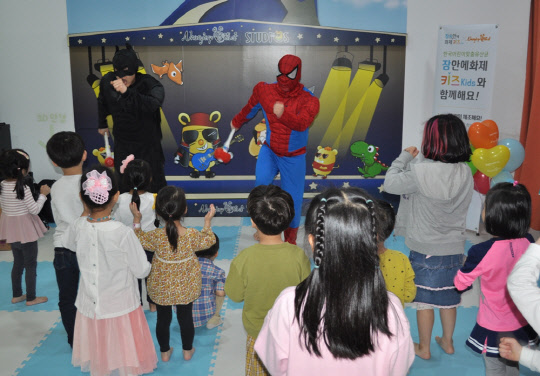 10일 경기도 광교에 위치한 키즈카페 너티차일드에서 유유제약 직원이 '장안에화제 키즈와 함께하는 어린이 튼튼체조' 행사를 진행하고 있다. 유유제약 제공